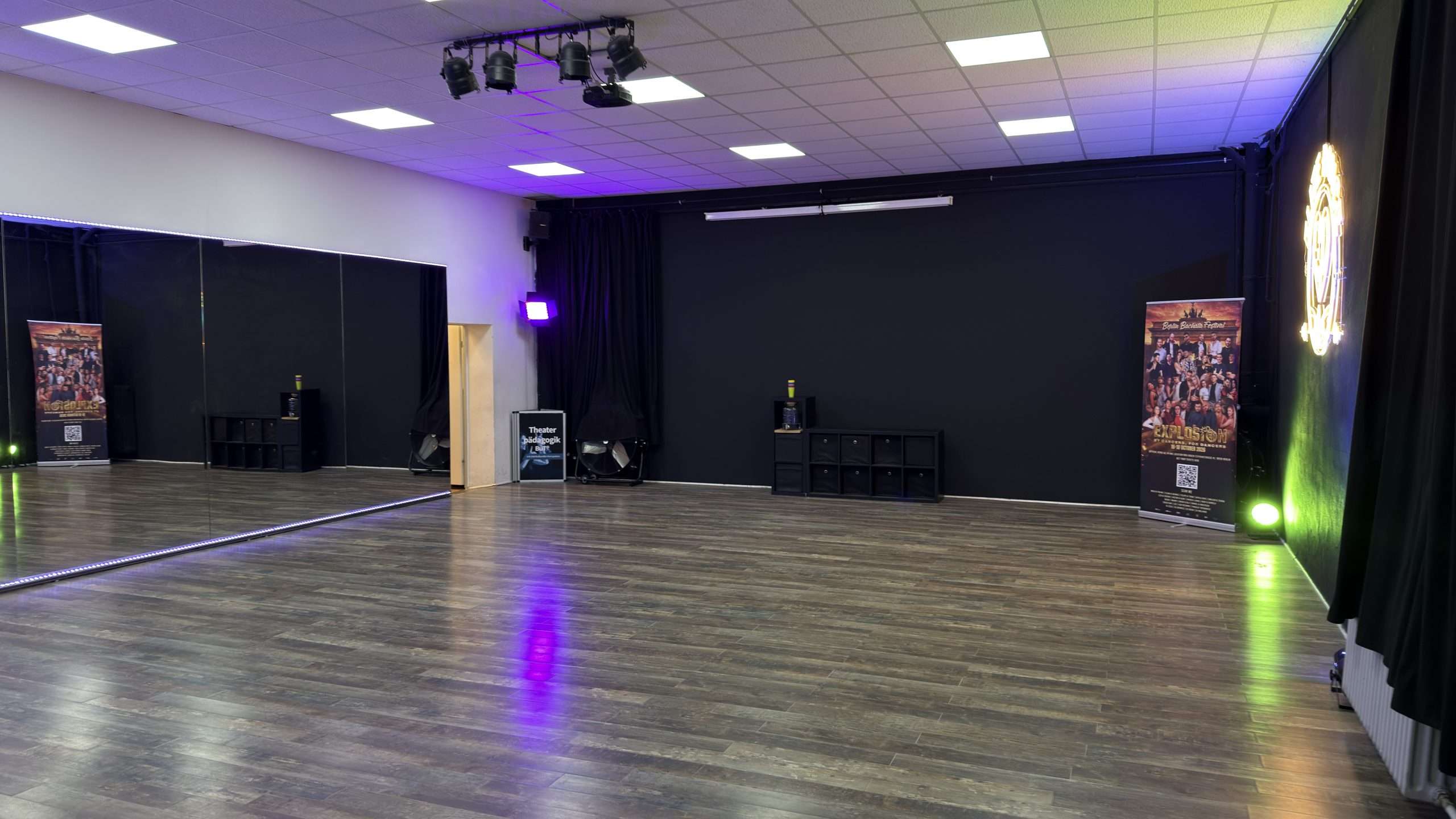 Großer schwarzer Raum bei Elite Dance